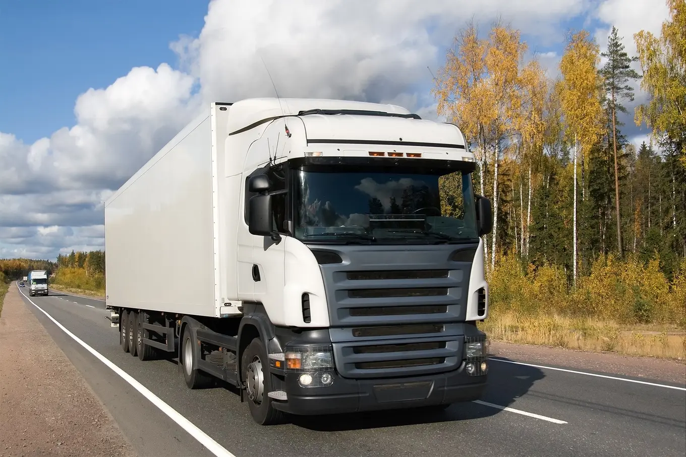 ciężarówka jadąca drogą