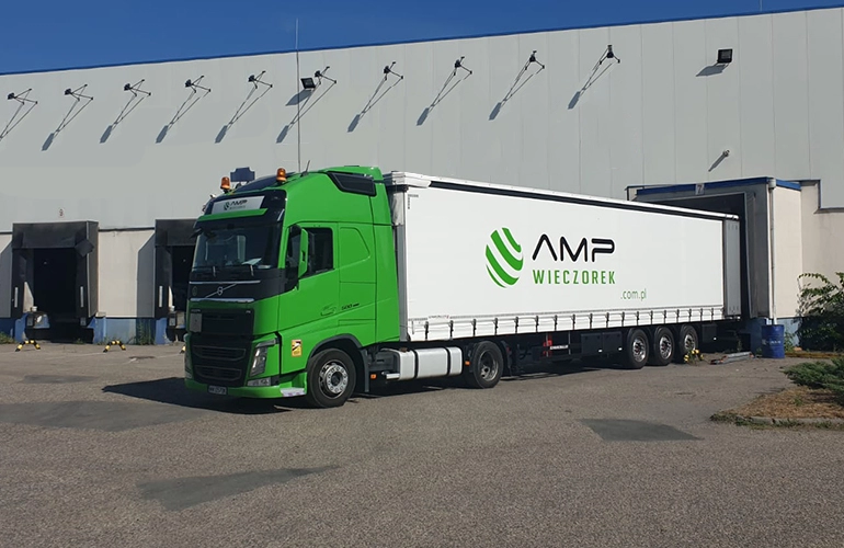 ciężarówka z&nbsp;logo firmy